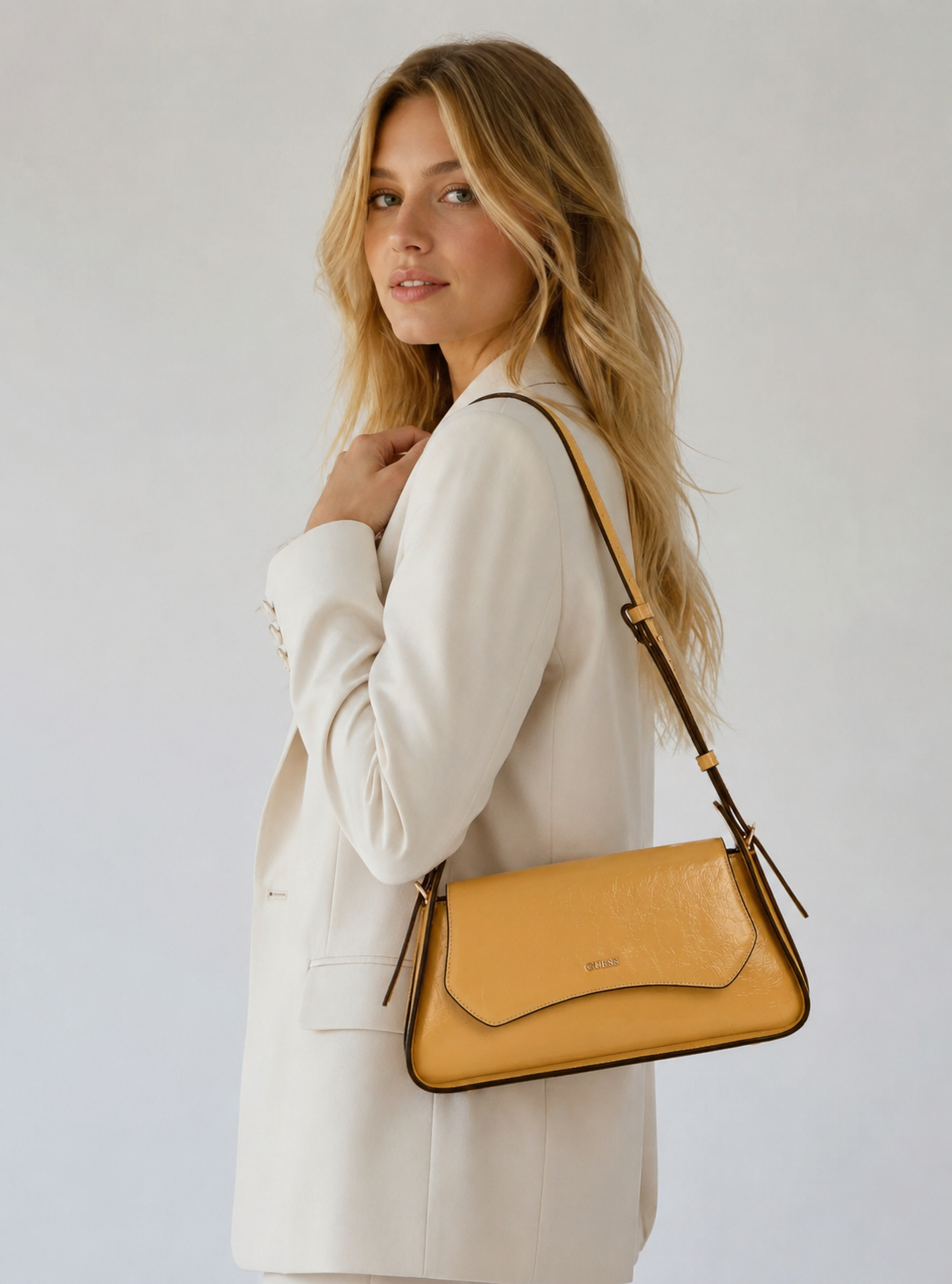 Borsa a tracolla Xena gialla con patta