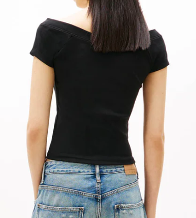 T-shirt slim fit a coste con spalle scoperte