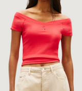T-shirt slim fit a coste con spalle scoperte