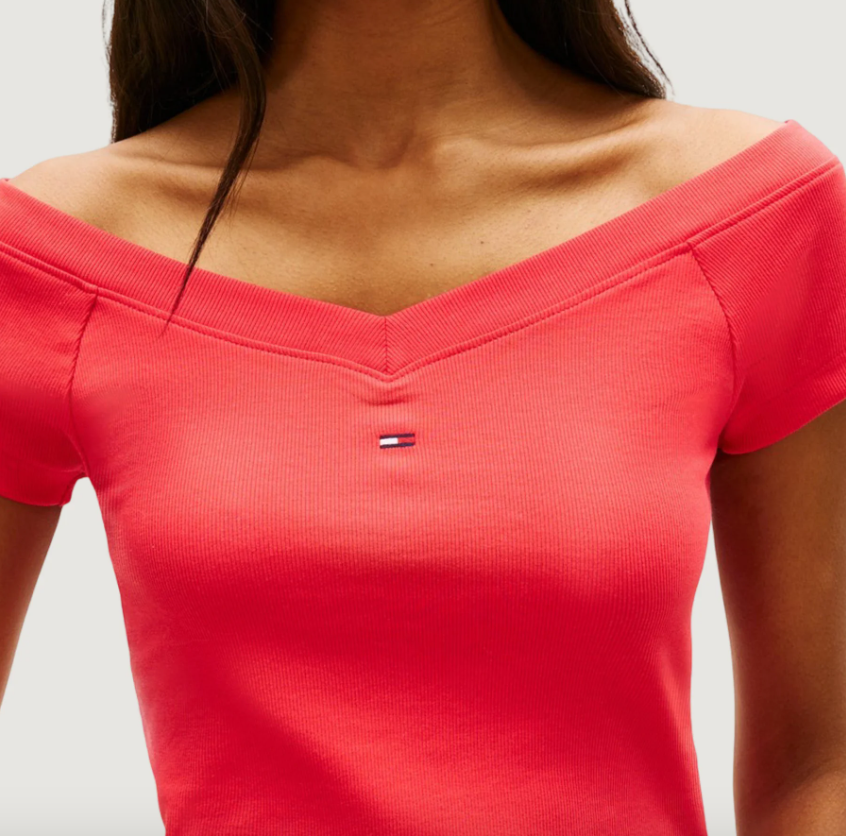 T-shirt slim fit a coste con spalle scoperte