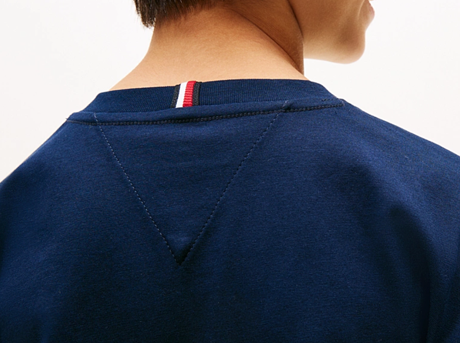 T-shirt Essential con bandierina ricamata